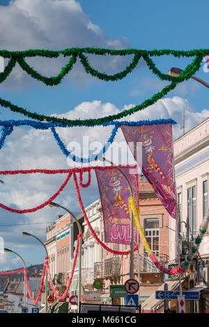 Loulé, PORTUGAL - 4. Februar 2018 - Im Blick auf die Hauptstraße von Loule Stadt mit Karneval Fahnen und Bändern verziert. Stockfoto