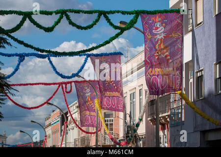 Loulé, PORTUGAL - 4. Februar 2018 - Im Blick auf die Hauptstraße von Loule Stadt mit Karneval Fahnen und Bändern verziert. Stockfoto