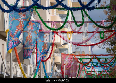 Loulé, PORTUGAL - 4. Februar 2018 - Im Blick auf die Hauptstraße von Loule Stadt mit Karneval Fahnen und Bändern verziert. Stockfoto