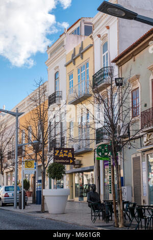 Loulé, PORTUGAL - 4 Februar, 2018 - Im freien Blick auf die typische Architektur der Stadt Loulé, Portugal. Stockfoto