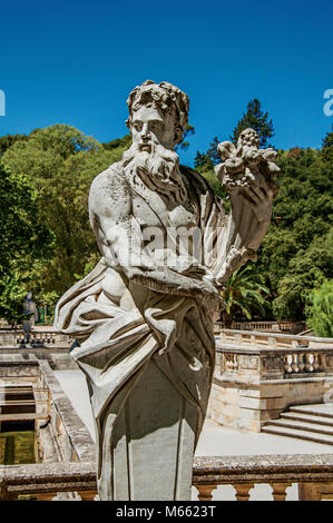 Nahaufnahme einer Statue in den Gärten von den Brunnen, im Zentrum der Stadt von Nimes. Im Departement Gard, Occitanie Region in Südfrankreich. Stockfoto