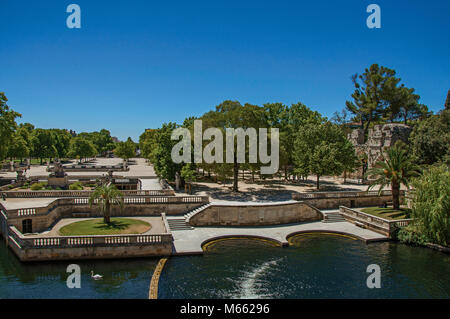 Blick auf das 18. Jahrhundert Gärten der Brunnen, um die römische Thermen Ruinen in Nimes gebaut. In der Occitanie Region im Süden Frankreichs. Stockfoto