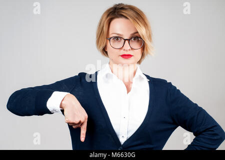 Die Frau ist, die auf einem Abonnement button Unten Stockfoto
