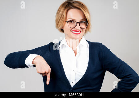 Die Frau ist, die auf einem Abonnement button Unten Stockfoto
