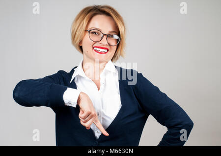 Die Frau ist, die auf einem Abonnement button Unten Stockfoto