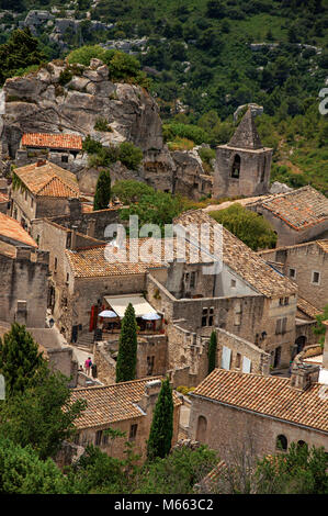 Blick auf die Dächer und Häuser des Baux-de-Provence Dorf, mit den Hügeln der Provence. Region Provence-Alpes-Côte d'Azur, Südfrankreich. Stockfoto