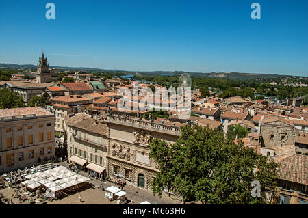 Ansicht der Stadt von Avignon, unter einem sonnigen blauen Himmel. Im Departement Vaucluse, Provence-Alpes-Côte d'Azur, Südfrankreich. Stockfoto