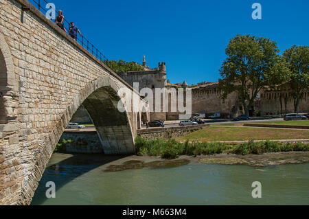 Blick auf die Bögen der Pont d'Avignon (Brücke), mit der historischen und bezaubernden Avignon im Hintergrund. Provence, Südfrankreich. Stockfoto