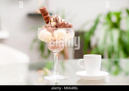 Schokolade und Vanille Eis und Kaffee auf Tisch. Schokolade Eisbecher Eis. Stockfoto