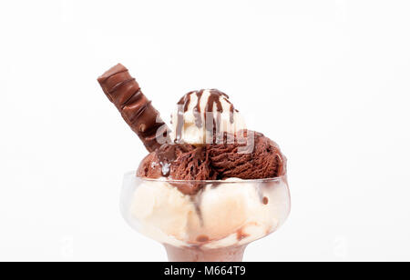 Schokolade und Vanille Eis im Becher auf weißem Hintergrund. Schokolade Eisbecher Eis. Stockfoto