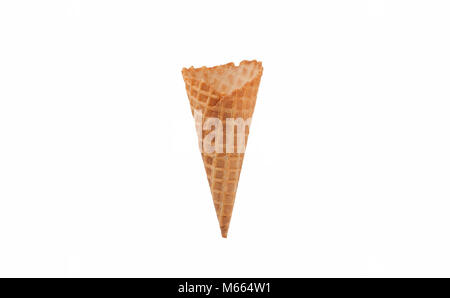Leere Eis auf weißem Hintergrund. Wafer Cup für Eis Stockfoto