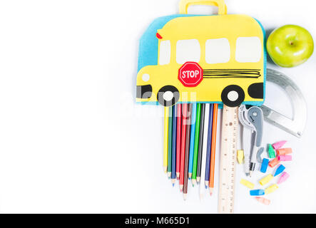 Schulbedarf auf weißem Hintergrund. Zurück zur Schule Stockfoto