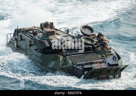 180227-N-DC 385-211 GOLF VON THAILAND (Feb. 27, 2018) ein amphibisches Fahrzeug (AAV), zugeordnet zu den 3 Assault Amphibian Bataillon, 3d Marine Division (MARDIV), Ansätze der gut Deck des Amphibious Assault ship USS BONHOMME RICHARD (LHD6). Bonhomme Richard im indopazifischen Region als Teil einer regelmäßigen Patrouillen- und bietet eine schnelle Reaktionsfähigkeit im Fall der regionalen Kontingenz oder Naturkatastrophen. (U.S. Marine Foto von Mass Communication Specialist 3. Klasse Cosmo Walrath/Freigegeben) Stockfoto