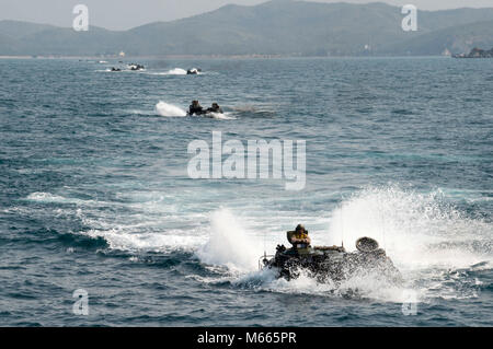 180227-N-DC 385-102 GOLF VON THAILAND (Feb. 27, 2018) Amphibisches Fahrzeuge (AAV), auf die 3 Assault Amphibian Bataillon, 3 d Marine Division (MARDIV) Ansatz der gut Deck des Amphibious Assault ship USS BONHOMME RICHARD (LHD6). Bonhomme Richard im indopazifischen Region als Teil einer regelmäßigen Patrouillen- und bietet eine schnelle Reaktionsfähigkeit im Fall der regionalen Kontingenz oder Naturkatastrophen. (U.S. Marine Foto von Mass Communication Specialist 3. Klasse Cosmo Walrath/Freigegeben) Stockfoto