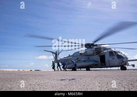 180223-N-GR 168-0384 ATLANTIK (Feb. 23, 2018) Segler Ein CH-53E Super Stallion, Marine Medium Tiltrotor Squadron (VMM) 162 befestigt (verstärkt), auf dem Flugdeck der San Antonio-Klasse amphibious Transport dock Schiff USS New York (LPD 21) Feb 23, 2018. New York, homeported in Mayport, Florida, ist die Durchführung von naval Operations in den USA 6 Flotte Bereich der Operationen. (U.S. Marine Foto von Mass Communication Specialist 2. Klasse Lyle Wilkie/Freigegeben) Stockfoto