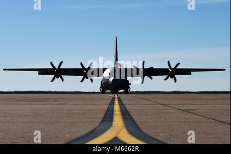 Ein US Air Force C-130J Hercules super Taxis auf der Flightline in Dyess Air Force Base, Texas, Jan. 19, 2018. Diese C-130 durchgeführt mehr als 50 Flieger Rückkehr vom Horn von Afrika zu ihren Familien. Der Flieger, der 317 Luftbrücke Flügel zugeordnet unterstützt Blindbewerbungen in Afrika und Europa, während im Einsatz. (U.S. Air Force Foto von Airman River Bruce) Stockfoto