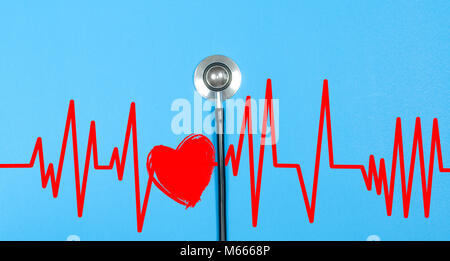 Medizinische Stethoskop und rotes Herz mit elektrokardiogramm auf blauem Hintergrund. Gesundheit Konzepte Stockfoto