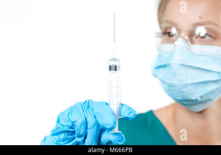 Ärztin mit Spritze. Krankenschwester oder Gesundheit Arbeiter wählt der Impfstoff in eine Spritze Stockfoto