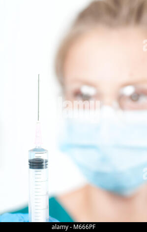 Ärztin mit Spritze. Krankenschwester oder Gesundheit Arbeiter wählt der Impfstoff in eine Spritze Stockfoto