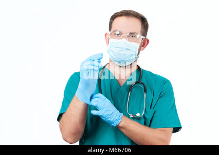 Männlicher Arzt mit Stethoskop und schützende Maske und Handschuhe. Medizinisches Konzept Stockfoto