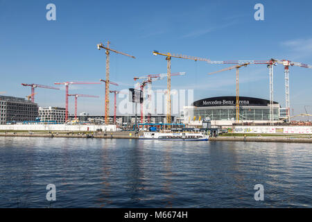 Baustelle, Baukräne, Bauarbeiten, Berlin, an der Spree, Mercedes-Benz Arena, Deutschland Stockfoto