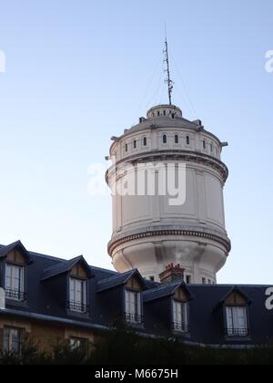 Majestätischen alten Wasserturm in Butte Montmartre. Paris, Frankreich Stockfoto