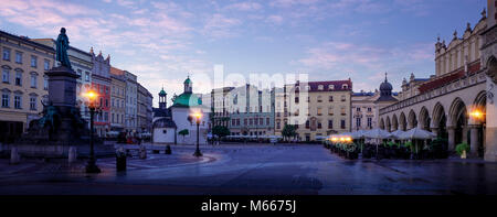 Panorama der Krakauer Altstadt bei Nacht, Polen Stockfoto