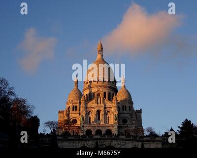 Basilika des Heiligen Herzens Jesu. Auf dem Montmartre in Paris, Frankreich. Es ist das meistbesuchte historische Denkmal von Touristen. Stockfoto