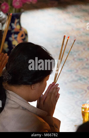 Buddhistische Frau Anbetung mit Räucherstäbchen Tempel, Wat Phnom, Phnom Penh, Kambodscha Asien Stockfoto