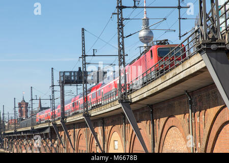 Berlin, S-Bahn, am Ufer der Spree, den Fernsehturm, Deutschland, Stockfoto