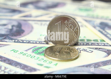ein Rubel vor dem Hintergrund Hintergrund der US-Dollar-Münze Stockfoto