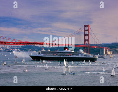 Queen Mary 2, die Golden Gate Bridge, San Francisco, Kalifornien Stockfoto