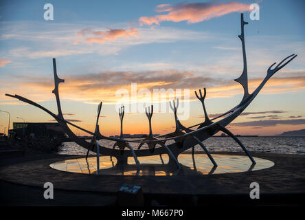 Reyklavik, Island - 28. Juli 2017: Modernes Metall Skulptur erinnert an ein Viking lange Schiff, die Sonne Voyager in den Hafen von Reykjavik, Island Stockfoto