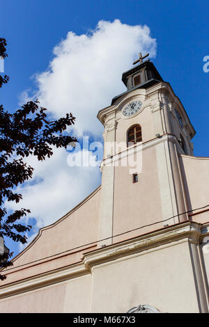 Blick auf den Kirchturm mit Uhr der Katholischen Kirche mit blauer Himmel. Stockfoto