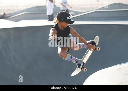 Ein Skateboarder Tricks am Venice Beach Skatepark, Santa Monica, Kalifornien durchführen, Stockfoto