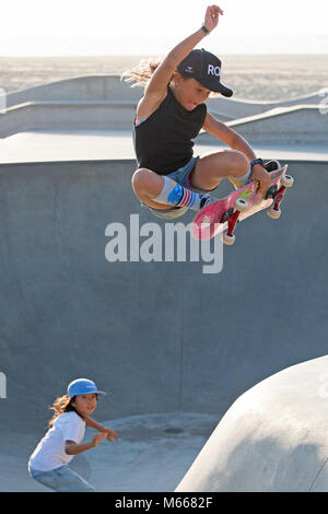 Ein Skateboarder Tricks am Venice Beach Skatepark, Santa Monica, Kalifornien durchführen, Stockfoto