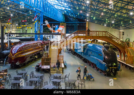 Blick auf die große Halle im Nationalen Eisenbahnmuseum York mit optimierten Dampflokomotiven Stockente, die Herzogin von Hamilton und das Café Bereich Stockfoto