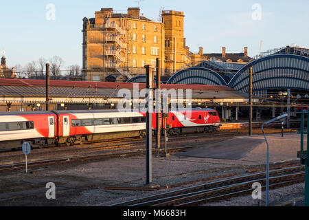 Ein southbound Virgin Express Personenzug bei York Bahnhof ankommen gesehen vom Balkon der National Railway Museum Stockfoto