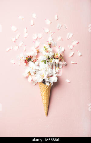 Waffel Kegel mit weißen Mandelblüte Blumen Stockfoto