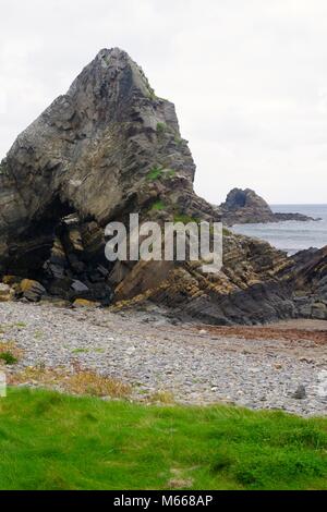 Das Nadelöhr, natürlichen Felsbogen Loch Bildung. Macduff, Aberdeenshire, Schottland, Großbritannien. Auf einer Universität Geologie Exkursion. Stockfoto