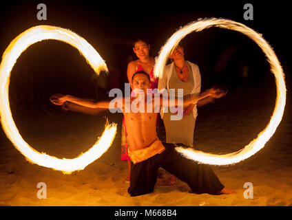 Filipino Feuer Tänzer für Touristen am Strand bei Nacht am weißen Strand von Puerto Galera, Oriental Mindoro, Philippinen. Stockfoto