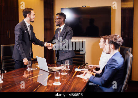 Geschäftsleute, Händeschütteln, finishing ein treffen. Stockfoto