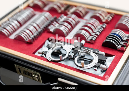 Optiker trial Rahmen. Box mit verschiedenen Objektiven und Rahmen für Auge Test. Vision diagniostic in der ophthalmologischen Klinik. Stockfoto
