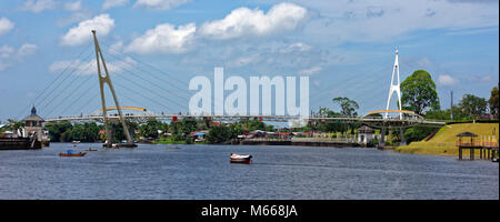 Sampan Überquerung des Flusses Sarawak vor dem Darul Hana Brücke, Kuching, Malaysia Stockfoto