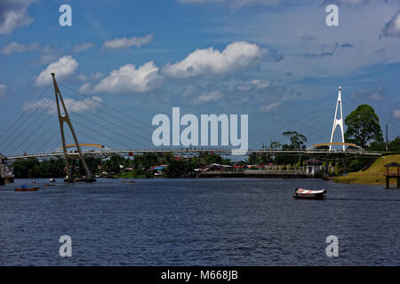 Sampan Überquerung des Flusses Sarawak vor dem Darul Hana Brücke, Kuching, Malaysia Stockfoto