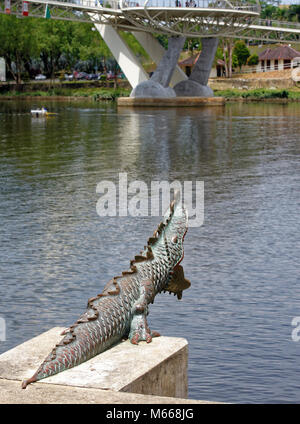 Entwässerung Tülle wie ein Krokodil, vor denen die neue Darul Hana Brücke in Kuching, Sarawak, Malaysia geformt Stockfoto