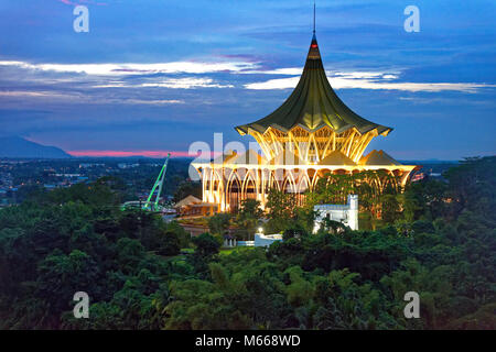 Die Sarawak Legislative Assembly Building in der Dämmerung in Kuching, Sarawak, Malaysia Stockfoto
