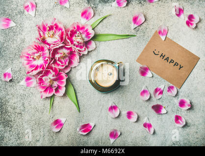 Tasse Kaffee mit Tulpe Blumen umgeben und melden Happy Stockfoto