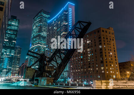 Alte geschlossen KInzie Brücke in Chicago Downtown am Fluss Stockfoto