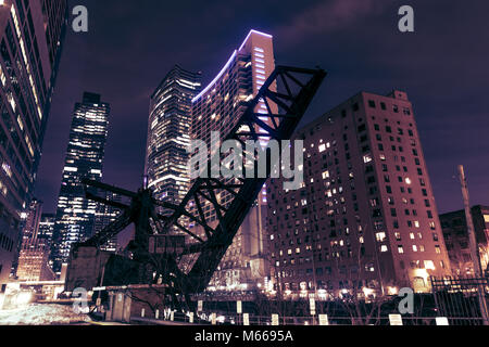 Alte geschlossen KInzie Brücke in Chicago Downtown am Fluss Stockfoto